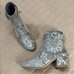Nine West Quilby Elegant Gray Tapestry Ankle Boots. Sz 9.